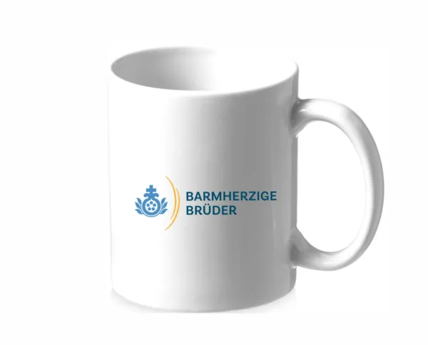 Eine Kaffeetasse in weiß mit dem blauen Logo der Barmherzigen Brüder