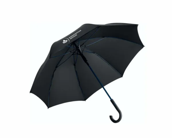 Ein schwarzer Regenschirm mit blauem Griff auf weißem Hintergrund