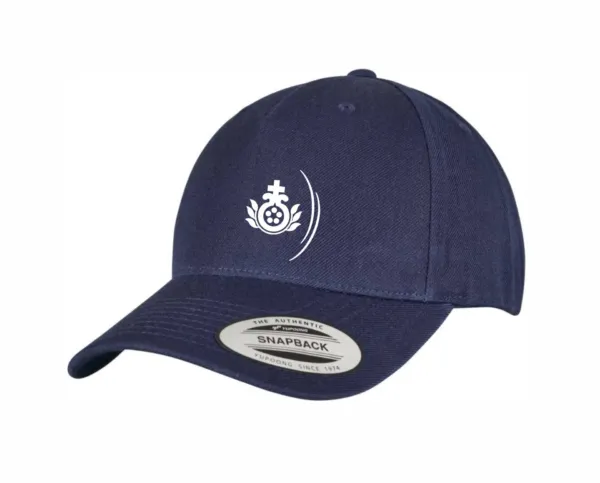 Eine blaue Mütze mit einem weißen Logo darauf