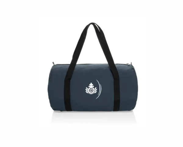 Eine blaue Reisetasche mit einem weißen und schwarzen Logo