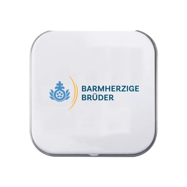 Eine weiße Schachtel mit einem blauen Logo darauf