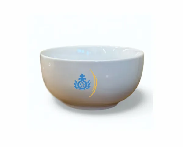 Eine weiße Schüssel mit blauen Verzierungen