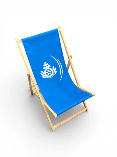 Ein blauer Strandstuhl mit einem weißen Logo darauf