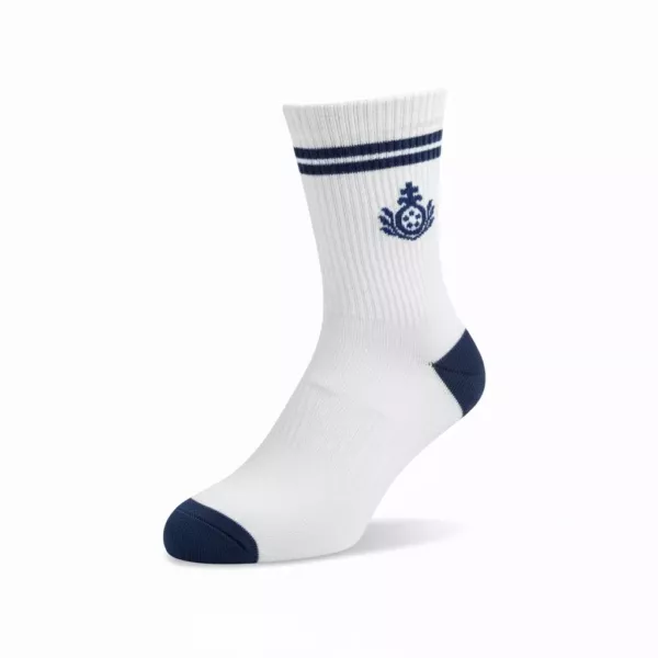 Ein Paar weiße Socken mit blauen Streifen