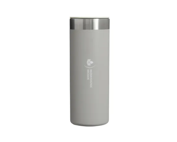 Ein Edelstahlbecher mit weißem Deckel