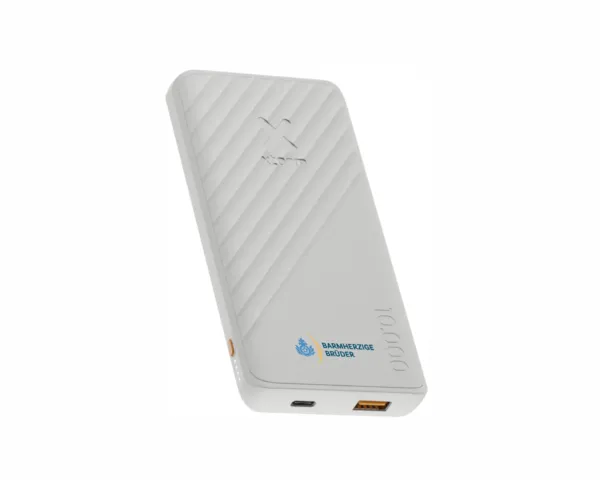 Nahaufnahme einer weißen Powerbank vor weißem Hintergrund